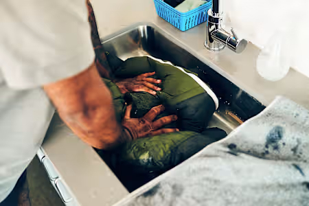 羽絨點洗？Uniqlo/名牌羽絨洗完變梅菜？官方認證「網球復活術」1招回復蓬鬆