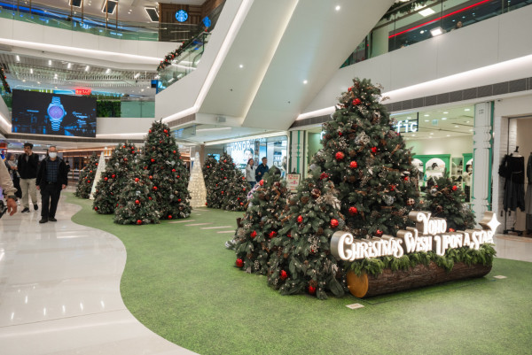 聖誕樹打卡2025|全港10+特色聖誕樹懶人包!中環20米高巨型聖誕樹、迪士尼夢幻飄雪聖誕樹(持續更新)