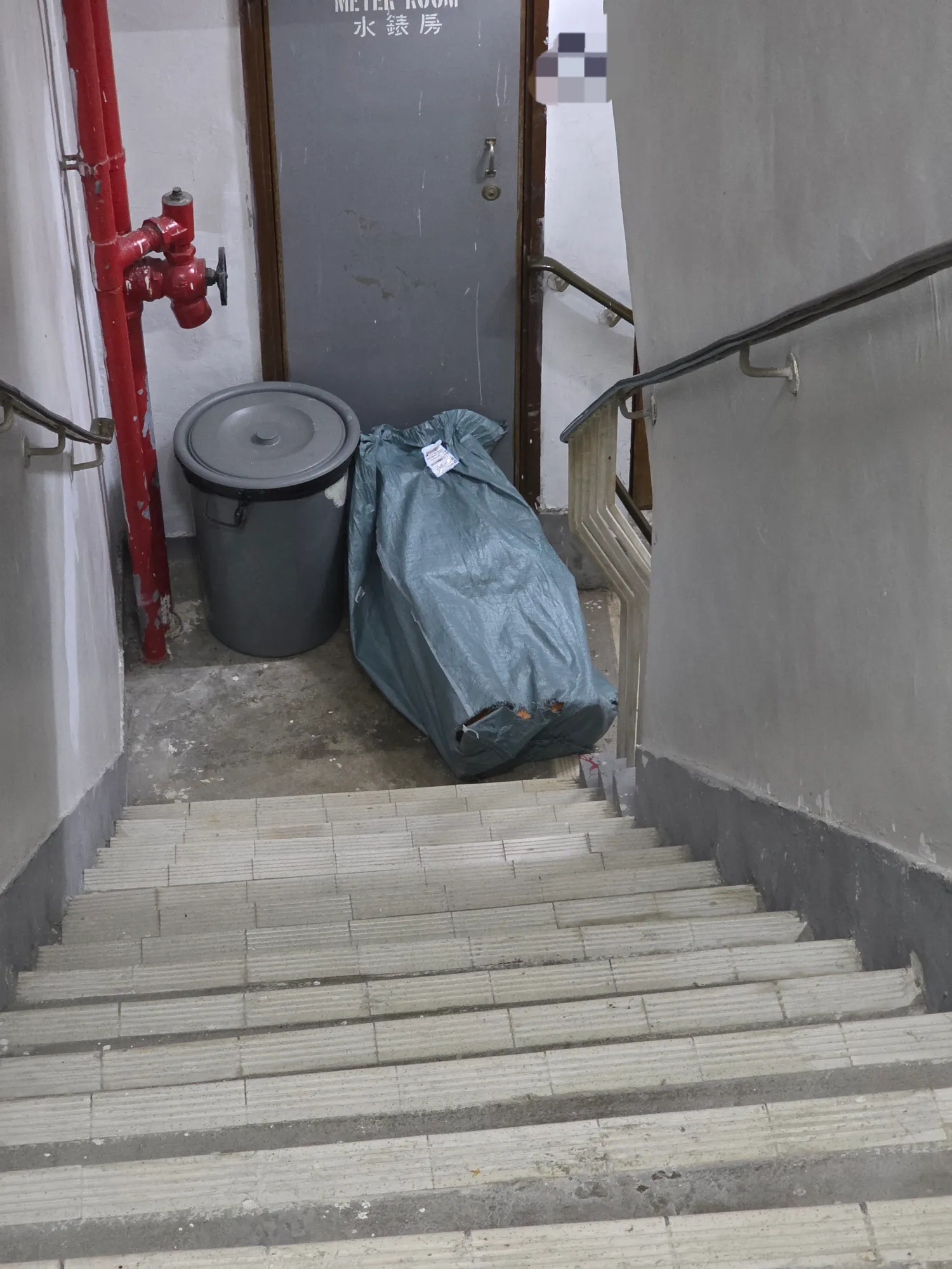 鄰居棄巨型網購袋塞後樓梯 宏福苑慘劇餘波未了 港男鬧爆「點解咁無安全意識？」【附現場相】