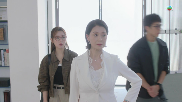 新聞女王2劇評|夏文汐超強氣場5分鐘飾內震懾網民 「新聞太后」連珠炮發尖酸批評