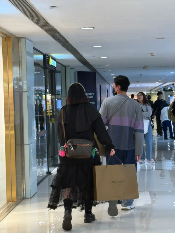 44歲黃宗澤被爆疑似有新戀情？神秘女子做跟得女友陪行街關係曖昧？