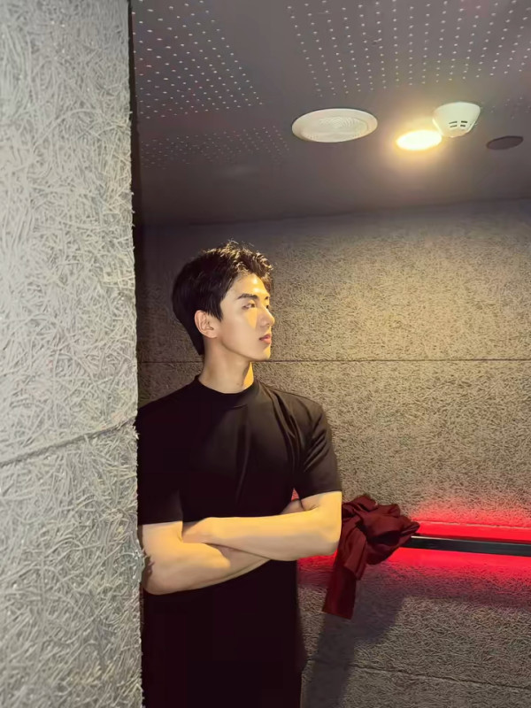 靚仔到似AI!內地20歲新聞實習主播激似1男星爆紅 首擔主播吸50萬點讚