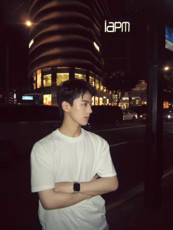 靚仔到似AI!內地20歲新聞實習主播激似1男星爆紅 首擔主播吸50萬點讚