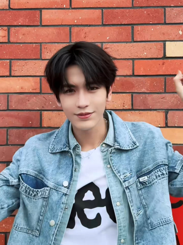 靚仔到似AI!內地20歲新聞實習主播激似1男星爆紅 首擔主播吸50萬點讚