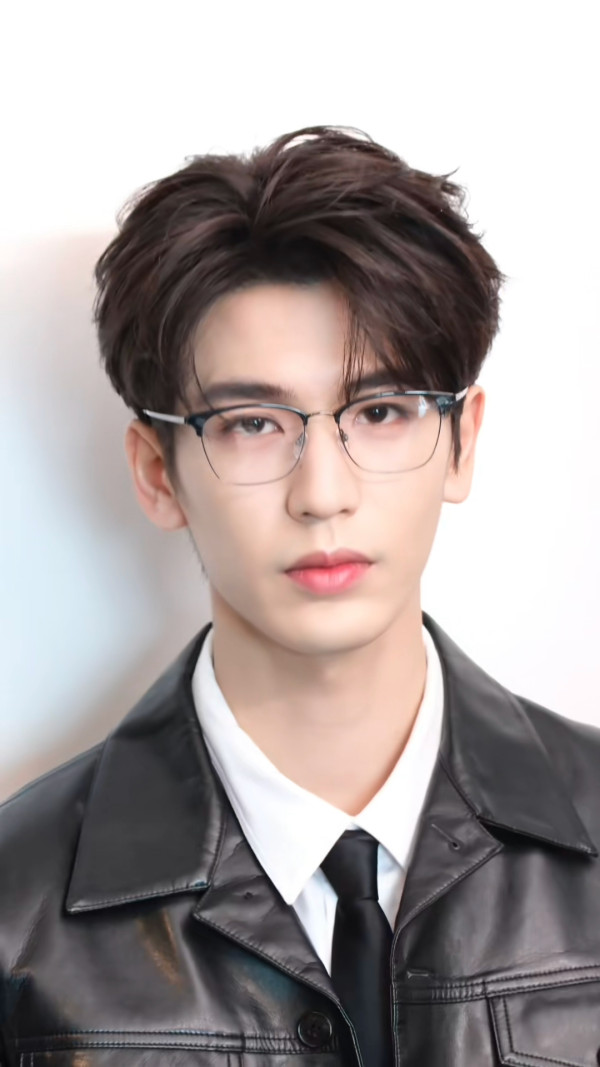 靚仔到似AI!內地20歲新聞實習主播激似1男星爆紅 首擔主播吸50萬點讚