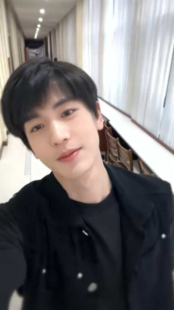 靚仔到似AI!內地20歲新聞實習主播激似1男星爆紅 首擔主播吸50萬點讚