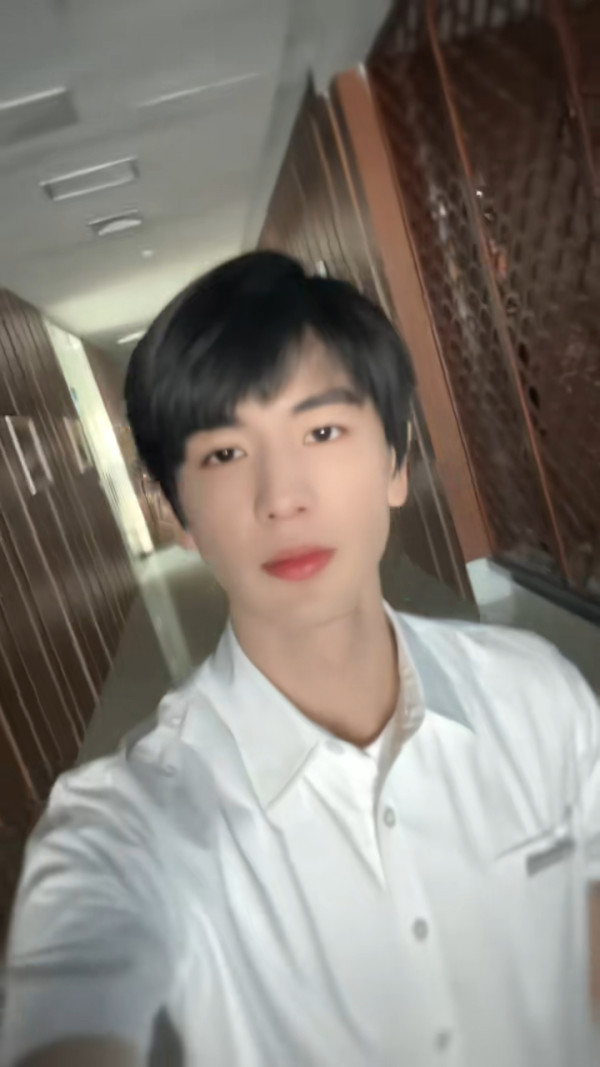 靚仔到似AI!內地20歲新聞實習主播激似1男星爆紅 首擔主播吸50萬點讚