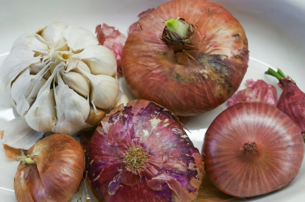 Anthony Hobson教授則認為,經常清喉嚨的人應多加注意飲食,他發現不少患者都會對洋蔥和大蒜等常見食物不耐受。圖片來源:Unsplash