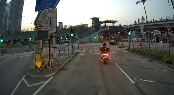 車 Cam 直擊｜電單車「自殺式」連環切線 網民：10 秒夠死兩次