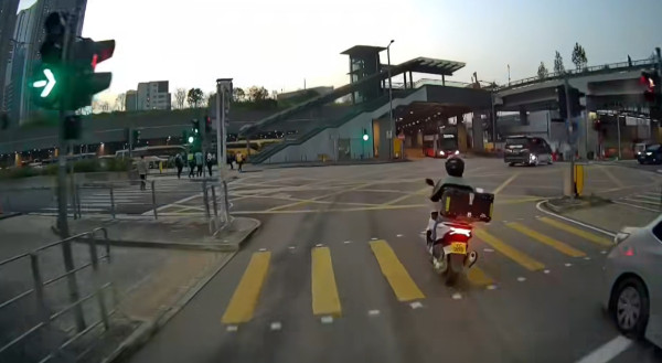 車 Cam 直擊｜電單車「自殺式」連環切線 網民：10 秒夠死兩次