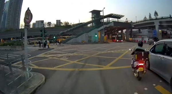 車 Cam 直擊｜電單車「自殺式」連環切線 網民：10 秒夠死兩次