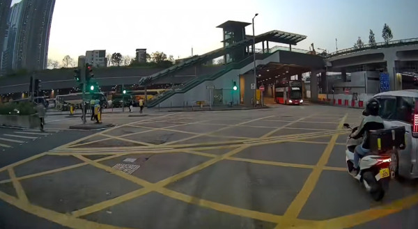 車 Cam 直擊｜電單車「自殺式」連環切線 網民：10 秒夠死兩次