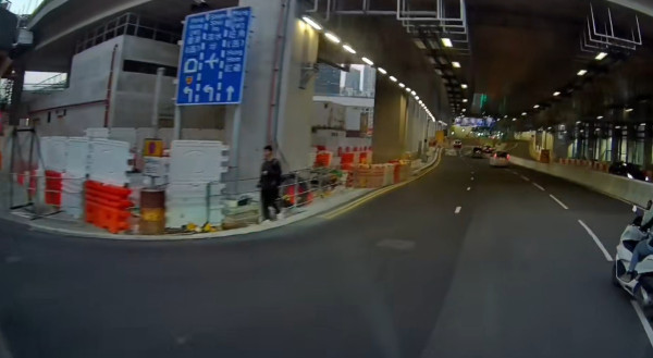 車 Cam 直擊｜電單車「自殺式」連環切線 網民：10 秒夠死兩次