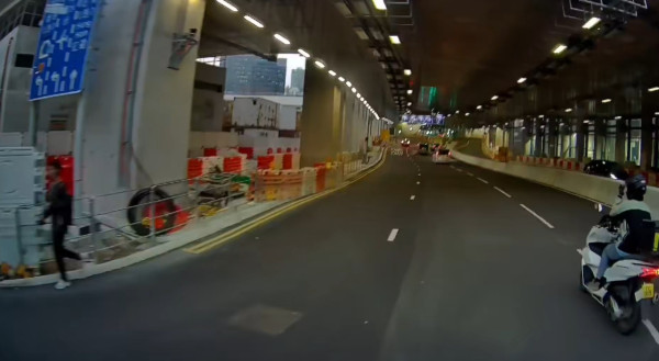 車 Cam 直擊｜電單車「自殺式」連環切線 網民：10 秒夠死兩次