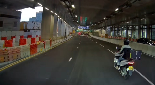 車 Cam 直擊｜電單車「自殺式」連環切線 網民：10 秒夠死兩次