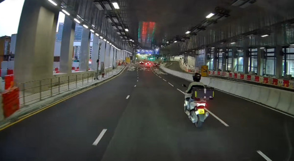 車 Cam 直擊｜電單車「自殺式」連環切線 網民：10 秒夠死兩次