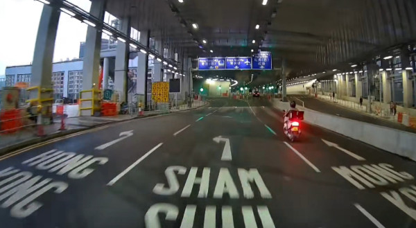 車 Cam 直擊｜電單車「自殺式」連環切線 網民：10 秒夠死兩次