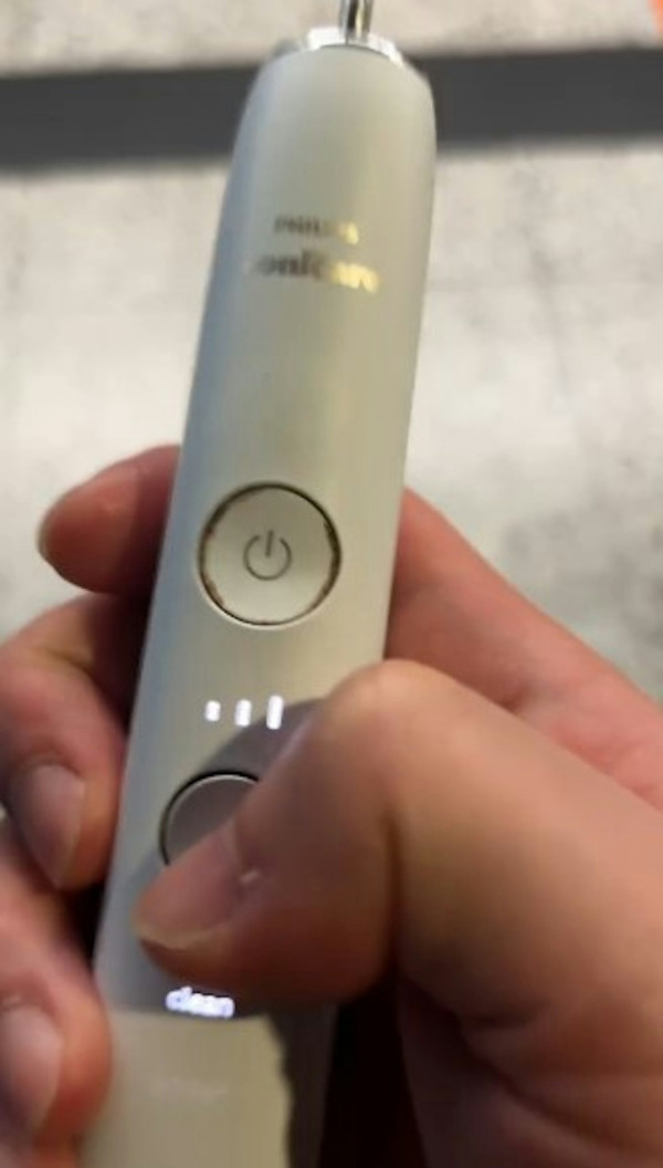 電動牙刷當眾故障狂震不止 男乘客車廂「社死」45分鐘 網民錯重點：以為玩緊...