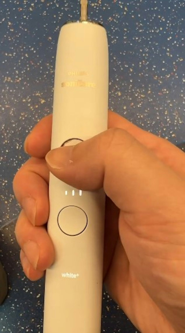 電動牙刷當眾故障狂震不止 男乘客車廂「社死」45分鐘 網民錯重點：以為玩緊...