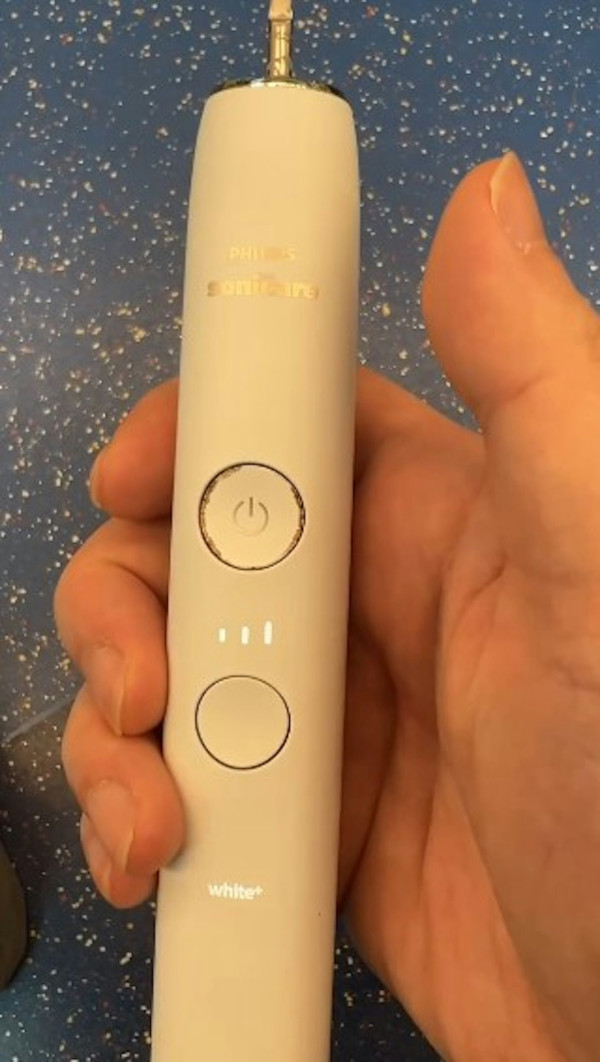 電動牙刷當眾故障狂震不止 男乘客車廂「社死」45分鐘 網民錯重點：以為玩緊...