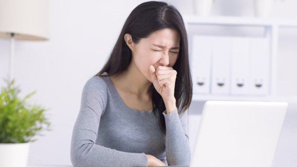 Anthony Hobson教授則認為,經常清喉嚨的人應多加注意飲食,他發現不少患者都會對洋蔥和大蒜等常見食物不耐受。圖片來源:HKET圖庫