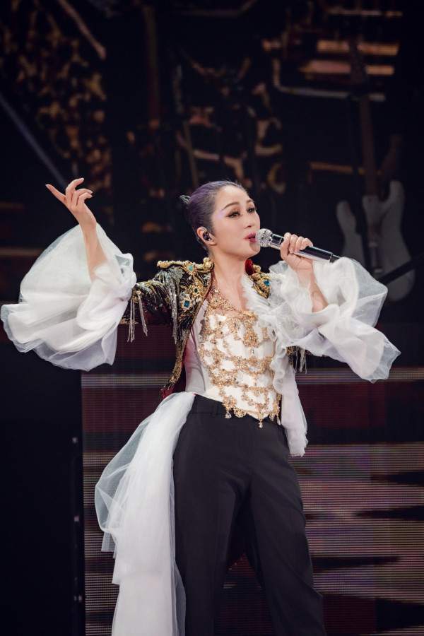 楊千嬅紅館演唱會2025｜老公仔仔一家三口合照 尾場群星撐場！方力申太太挺超級巨肚現身