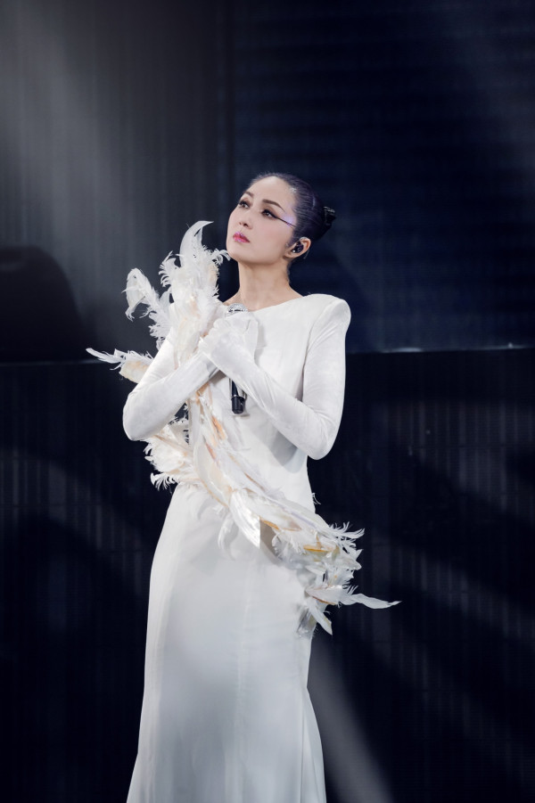 楊千嬅紅館演唱會2025｜老公仔仔一家三口合照 尾場群星撐場！方力申太太挺超級巨肚現身