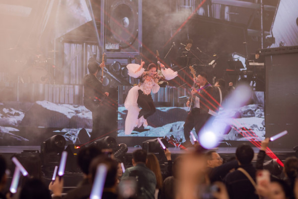 楊千嬅紅館演唱會2025｜老公仔仔一家三口合照 尾場群星撐場！方力申太太挺超級巨肚現身