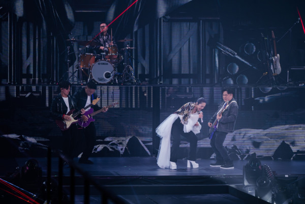 楊千嬅紅館演唱會2025｜老公仔仔一家三口合照 尾場群星撐場！方力申太太挺超級巨肚現身