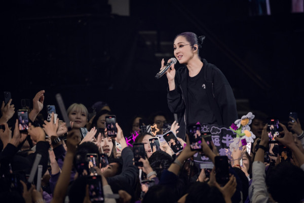 楊千嬅紅館演唱會2025｜老公仔仔一家三口合照 尾場群星撐場！方力申太太挺超級巨肚現身