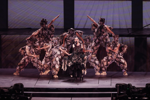 楊千嬅紅館演唱會2025｜老公仔仔一家三口合照 尾場群星撐場！方力申太太挺超級巨肚現身