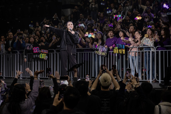 楊千嬅紅館演唱會2025｜老公仔仔一家三口合照 尾場群星撐場！方力申太太挺超級巨肚現身