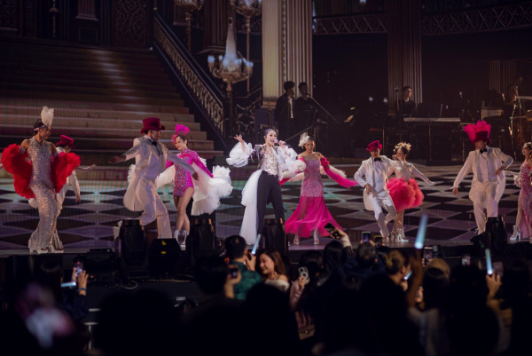 楊千嬅紅館演唱會2025｜老公仔仔一家三口合照 尾場群星撐場！方力申太太挺超級巨肚現身