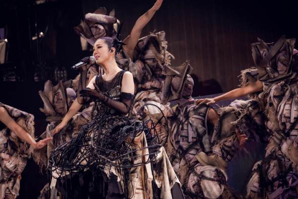 楊千嬅紅館演唱會2025｜老公仔仔一家三口合照 尾場群星撐場！方力申太太挺超級巨肚現身