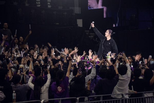 楊千嬅紅館演唱會2025｜老公仔仔一家三口合照 尾場群星撐場！方力申太太挺超級巨肚現身