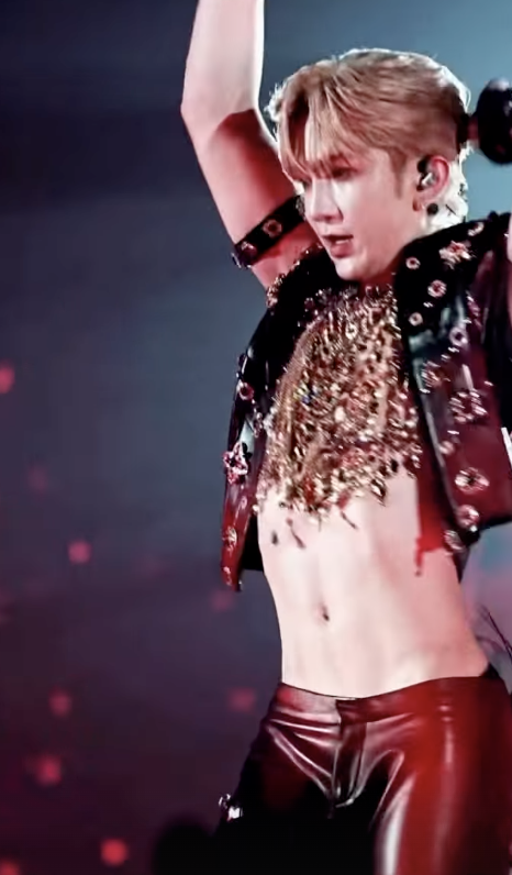 Anson Lo亞博演唱會|驚人26吋細腰挑戰性感尺度 親回台上爆鈕甩褲險走光驚險瞬間