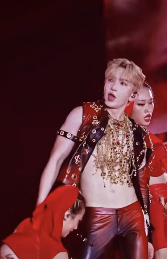 Anson Lo亞博演唱會|驚人26吋細腰挑戰性感尺度 親回台上爆鈕甩褲險走光驚險瞬間