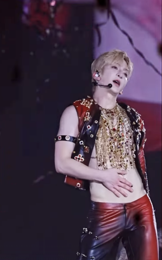 Anson Lo亞博演唱會|驚人26吋細腰挑戰性感尺度 親回台上爆鈕甩褲險走光驚險瞬間