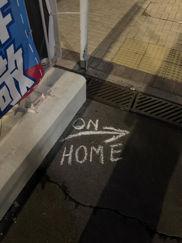 沙田驚現詭異「粉筆箭嘴陣」？沿路指往隧道盡頭寫ON HOME 真相超暖心