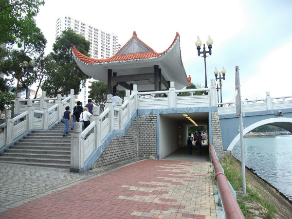 沙田驚現詭異「粉筆箭嘴陣」？沿路指往隧道盡頭寫ON HOME 真相超暖心