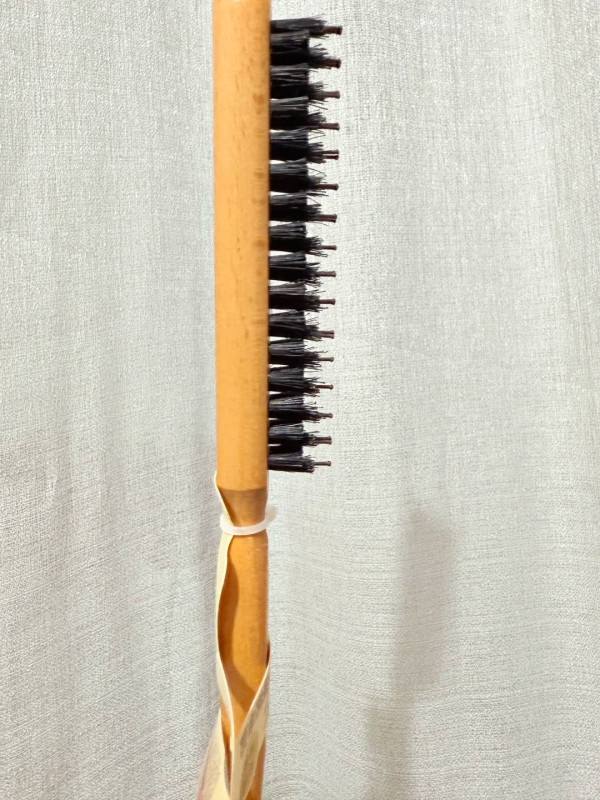 MINISO髮梳被嘲似「鞋刷」 神逆轉成「髮縫神梳」網民瘋傳：呢個超好用