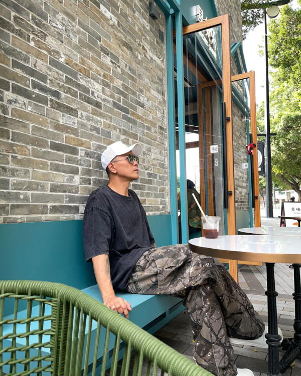 前TVB小生被偷拍當場發火影片瘋傳！指罵鏡頭激動喝斥︰問緊你做乜嘢呀