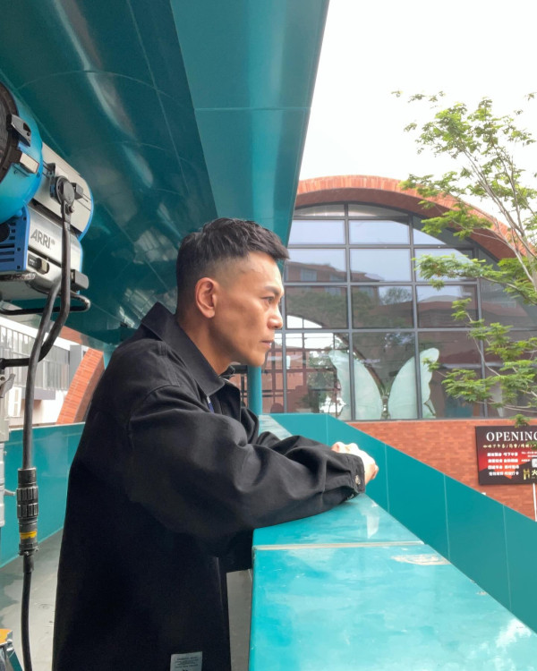 前TVB小生被偷拍當場發火影片瘋傳！指罵鏡頭激動喝斥︰問緊你做乜嘢呀