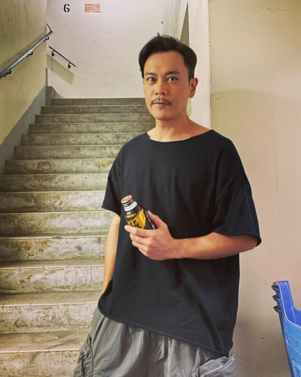 前TVB小生被偷拍當場發火影片瘋傳!指罵鏡頭激動喝斥︰問緊你做乜嘢呀