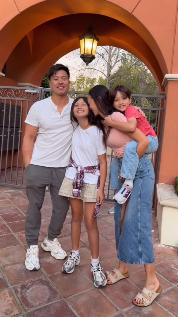 Jessica C罕晒一家四口全家福！37歲索爆近照曝光 愛女暴風成長神複製媽媽