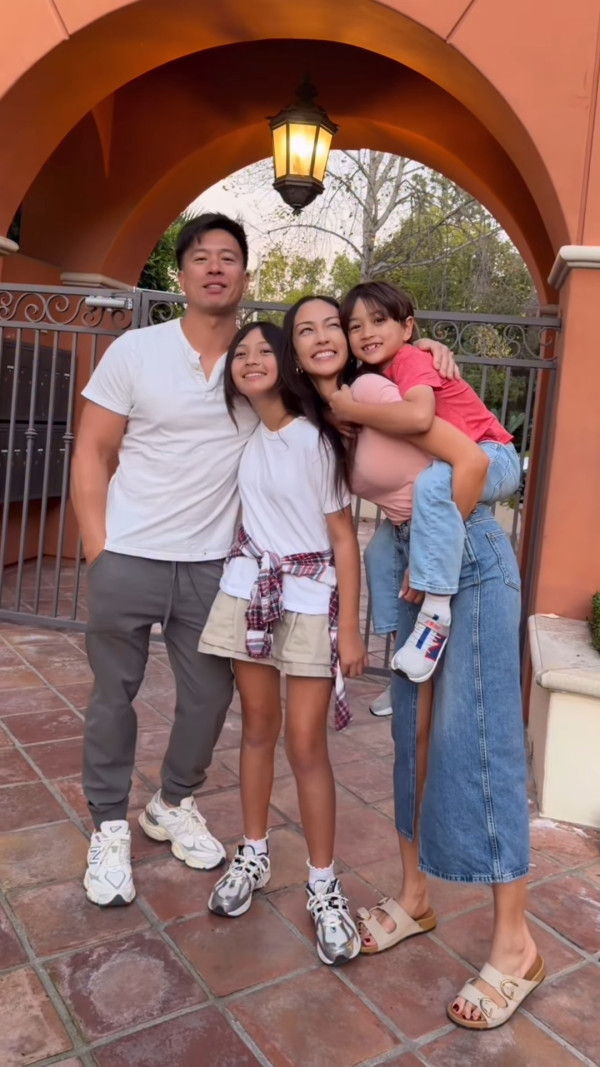 Jessica C罕晒一家四口全家福！37歲索爆近照曝光 愛女暴風成長神複製媽媽