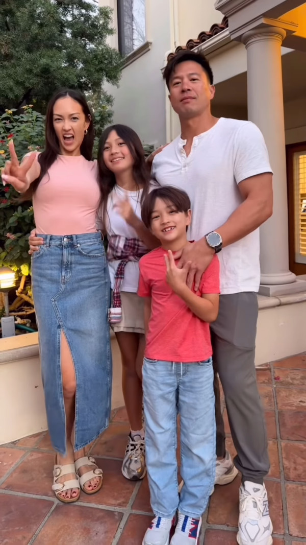 Jessica C罕晒一家四口全家福！37歲索爆近照曝光 愛女暴風成長神複製媽媽