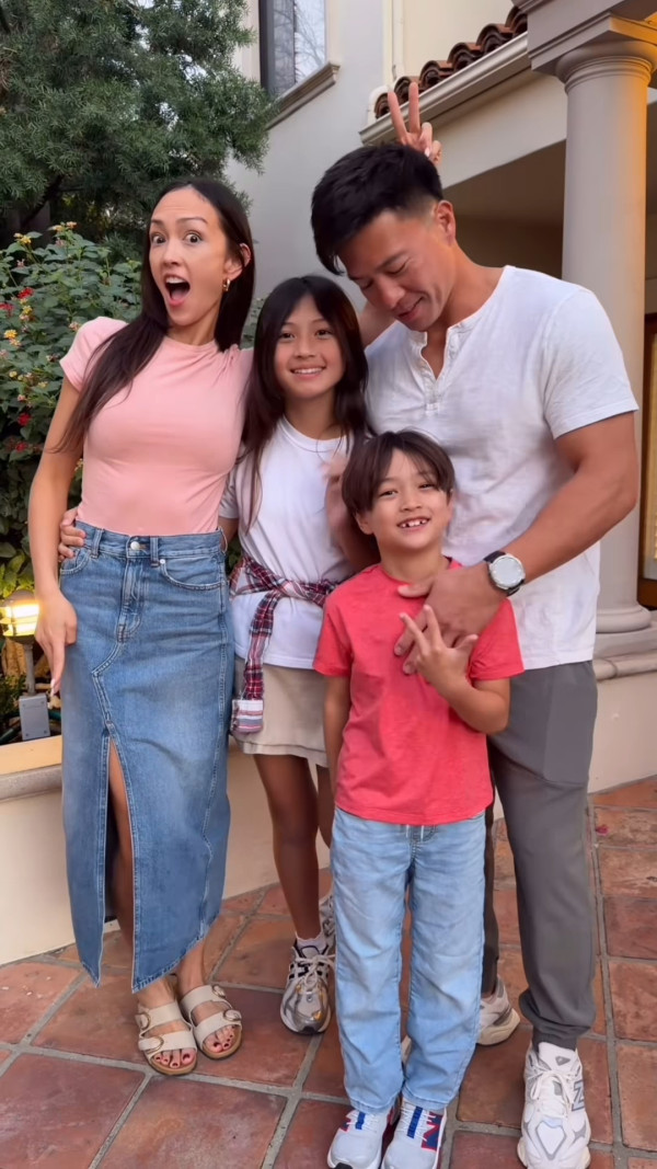 Jessica C罕晒一家四口全家福！37歲索爆近照曝光 愛女暴風成長神複製媽媽
