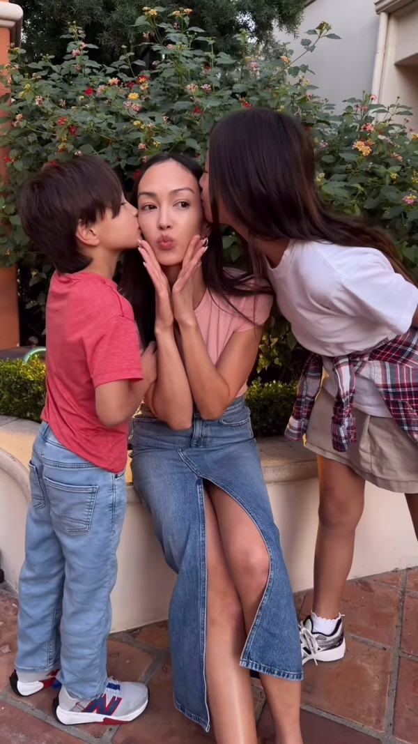 Jessica C罕晒一家四口全家福！37歲索爆近照曝光 愛女暴風成長神複製媽媽