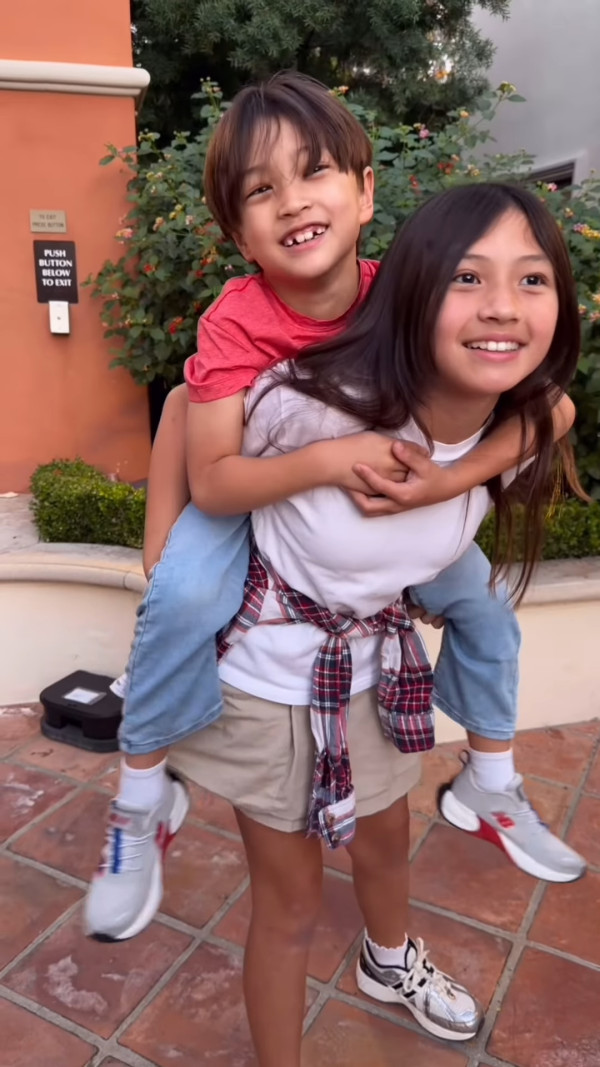 Jessica C罕晒一家四口全家福！37歲索爆近照曝光 愛女暴風成長神複製媽媽